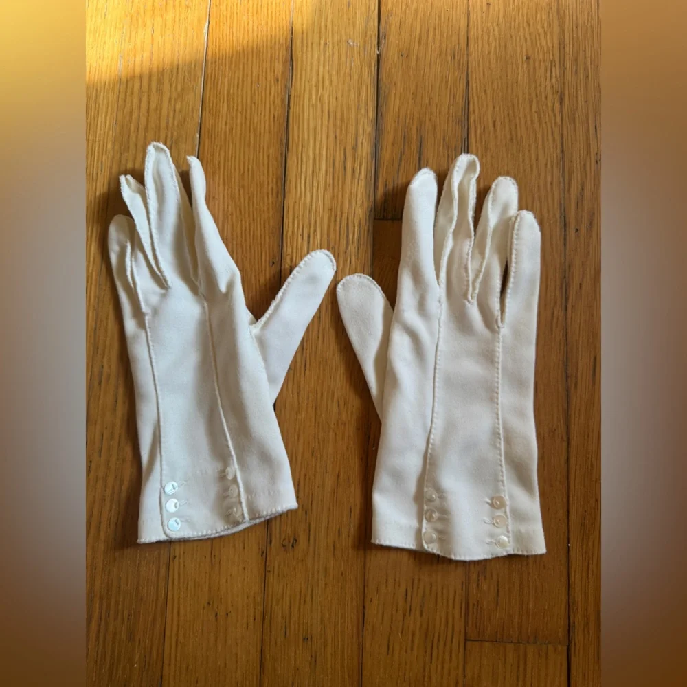 60s Vintage White Gloves with Pearl Detailing